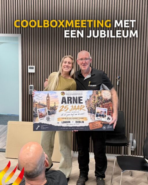 Coolboxmeeting met een bijzonder jubileum

Afgelopen donderdag stond onze coolboxmeeting weer op de planning. Een moment om samen bij te praten, maar deze keer ook om iemand extra in het zonnetje te zetten.

Arne is namelijk 25 jaar in dienst bij Euro-Service!

Een kwart eeuw aan ervaring, inzet en mooie momenten. En na 25 jaar vonden we het wel tijd om hem er even tussenuit te sturen. Daarom kreeg Arne een reis cadeau. Dik verdiend!

Natuurlijk sloten we de middag af zoals het hoort: samen bij de frietkraam.

Arne, bedankt voor de afgelopen 25 jaar. Op naar nog veel mooie momenten samen!