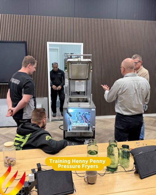 Training met een typisch Nederlands tintje 🇬🇧

Vorige week kregen we drie mannen van Henny Penny uit Engeland op bezoek voor een training over de pressure fryer. Een machine die ervoor zorgt dat kip krokant wordt van buiten en lekker sappig blijft van binnen.

En van al dat praten over eten krijg je natuurlijk trek…

Dus vroegen we onze Engelse gasten waar we ze blij mee konden maken tijdens de lunch. Het antwoord was duidelijk: een frikandel.

Daar geven we natuurlijk graag gehoor aan. Een typisch Nederlandse lunch tijdens een internationale trainingsdag.

Training geslaagd, lunch geslaagd. 😉