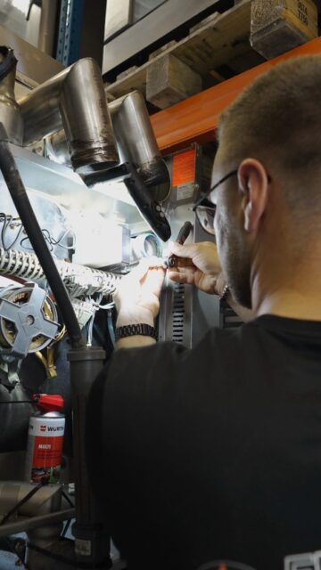Achter de schermen gebeurt er minstens zoveel als op locatie.

In onze werkplaats staan dagelijks verschillende ovens en andere apparaten klaar voor controle, onderhoud of reparatie. Werkt iets niet zoals het hoort? Dan zoeken we uit waar het probleem zit, testen we onderdelen en zorgen we dat het apparaat weer goed functioneert.

Soms is het snel gevonden, soms vraagt het wat meer speurwerk. Juist dat maakt het werk zo afwisselend.

Want hoe beter wij hier ons werk doen, hoe sneller de keuken van onze klant weer verder kan.